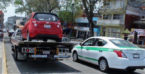 Se llevan el auto con placa y dejan rebasar por la derecha al taxi desemplacado... y aparte le devuelven su dinero... al dueño de la concesión. 
