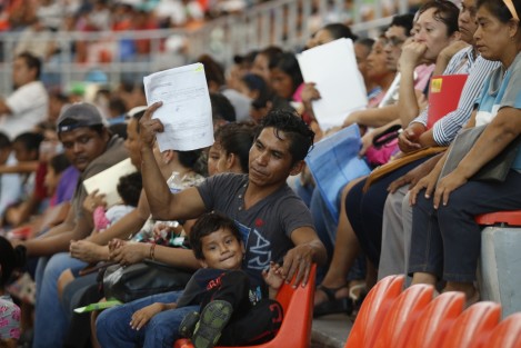 Padres de familia y estudiantes que acudieron a recibir algunas de las 4 mil becas que entregó el ayuntamiento de Veracruz, tuvieron que soportar el intenso calor por muchas al interior del auditorio Benito Juárez en donde fueron citados desde muy temprano. 