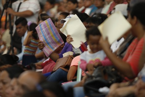 Padres de familia y estudiantes que acudieron a recibir algunas de las 4 mil becas que entregó el ayuntamiento de Veracruz, tuvieron que soportar el intenso calor por muchas al interior del auditorio Benito Juárez en donde fueron citados desde muy temprano. 