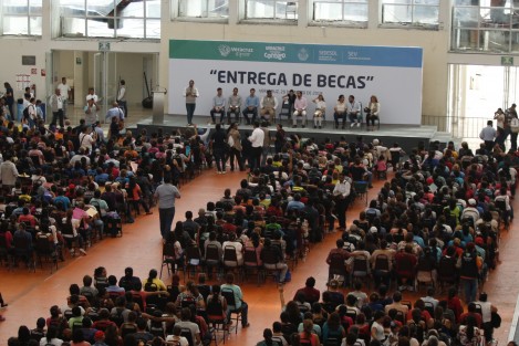 Padres de familia y estudiantes que acudieron a recibir algunas de las 4 mil becas que entregó el ayuntamiento de Veracruz, tuvieron que soportar el intenso calor por muchas al interior del auditorio Benito Juárez en donde fueron citados desde muy temprano. 