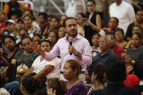Padres de familia y estudiantes que acudieron a recibir algunas de las 4 mil becas que entregó el ayuntamiento de Veracruz, tuvieron que soportar el intenso calor por muchas al interior del auditorio Benito Juárez en donde fueron citados desde muy temprano. A pesar de la molestia y la súplica de los asistentes, el aire acondicionado no fue encendido. 