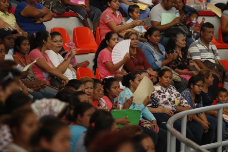 A pesar de la molestia y la súplica de los asistentes, el aire acondicionado no fue encendido.  