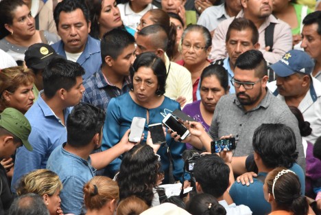 Pese a varias reuniones en que se ha explicado a este grupo que las obras municipales se realizarán en las colonias que más le necesiten, sin importar la agrupación política, Minerva Salcedo insiste en que a su grupo y su colonia corresponde importante parte del presupuesto municipal.  