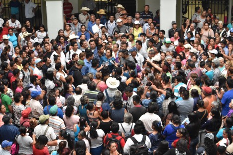 Antorchistas se manifestaron en el Palacio municipal para exigir que incluyan sus peticiones dentro del paquete de obras para este año. 