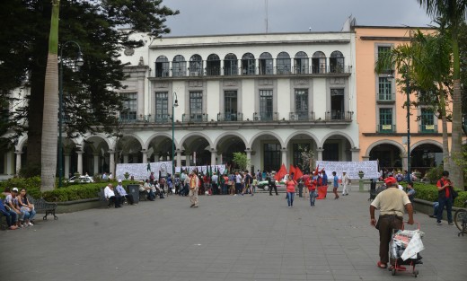Sin miramiento de colores partidistas, organizaciones de comerciantes informales hicieron su ya acustumbrado plantón justo enfrente de Palacio Municipal. Los mismos realizan estas protestas desde varias administraciones atrás. 