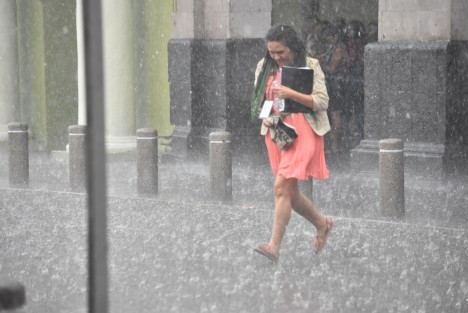 Esta tarde los xalapeños fueron sorprendidos por un fuerte aguacero y caída de granizo. En la zona centro tuvieron que correr y resguardarse para evitar el remojón.  