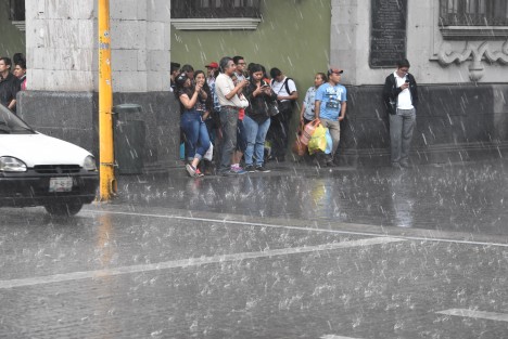 Esta tarde los xalapeños fueron sorprendidos por un fuerte aguacero y caída de granizo. En la zona centro tuvieron que correr y resguardarse para evitar el remojón.  