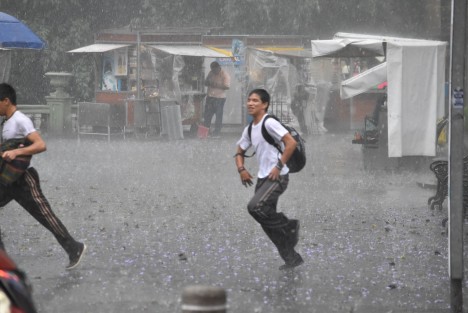 Esta tarde los xalapeños fueron sorprendidos por un fuerte aguacero y caída de granizo. En la zona centro tuvieron que correr y resguardarse para evitar el remojón.  
