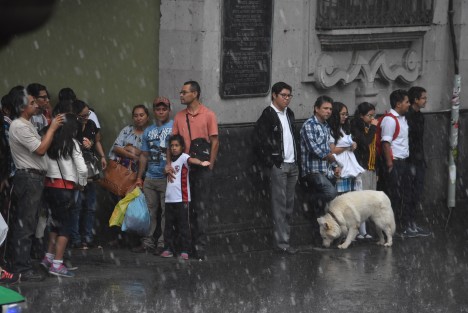Esta tarde los xalapeños fueron sorprendidos por un fuerte aguacero y caída de granizo. En la zona centro tuvieron que correr y resguardarse para evitar el remojón.  
