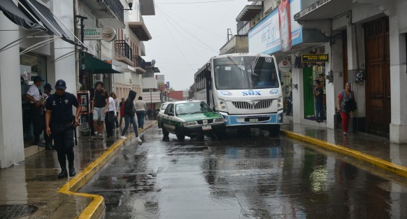 Un leve recargón de un camión de pasajeros sobre un taxi dejó un intenso tráfico sobre la calle de Juárez.  