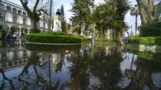 Debido a la acumulación de basura y hojas en las alcantarillas del parque Juárez en Xalapa, justo a los alrededores del monumento de Francisco I. Madero se formó una gran poza de agua que impedía el libre tránsito en lugar. 