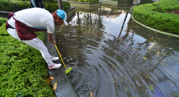 Comerciantes del lugar refieren que cada llueve es lo mismo. 