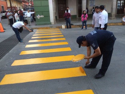Inició el balizamiento de la zona centro para mayor seguridad de los peatones y personas con capacidades diferentes.