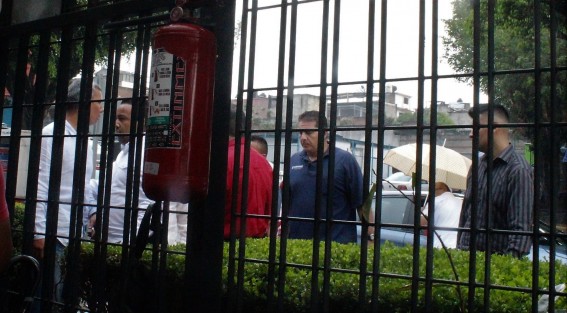 Dimes y diretes y jaloneos entre personal de seguridad del Palacio Legislativo y dos  hombres con aliento alcohólico, a quienes se les negó el acceso cuando fueron a buscar a un diputado perredista. 