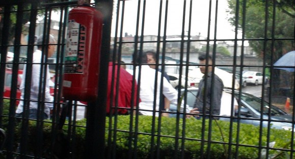 Dimes y diretes y jaloneos entre personal de seguridad del Palacio Legislativo y dos  hombres con aliento alcohólico, a quienes se les negó el acceso cuando fueron a buscar a un diputado perredista. 