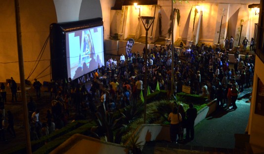 Después de la proyección del documental <em>Yo no me llamo Rubén Blades</em>,  el grupo Salsa Picante hizo bailara a los asistentes a la Plaza de Xallitic, esto dentro de la gira Amulante 2018, que se realiza en varios foros de la capital veracruzana.   
