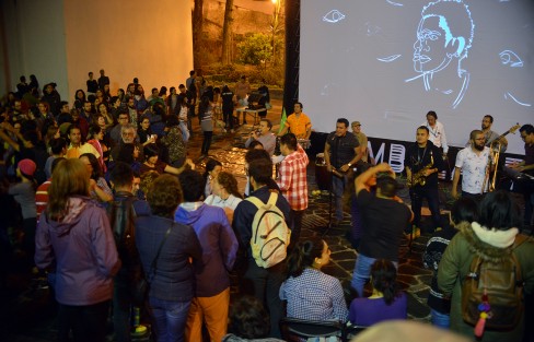 Después de la proyección del documental <em>Yo no me llamo Rubén Blades</em>,  el grupo Salsa Picante hizo bailara a los asistentes a la Plaza de Xallitic, esto dentro de la gira Amulante 2018, que se realiza en varios foros de la capital veracruzana.   