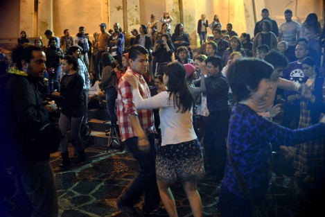 Después de la proyección del documental <em>Yo no me llamo Rubén Blades</em>,  el grupo Salsa Picante hizo bailara a los asistentes a la Plaza de Xallitic, esto dentro de la gira Amulante 2018, que se realiza en varios foros de la capital veracruzana.   