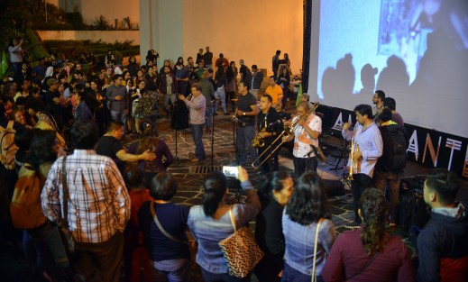 Después de la proyección del documental <em>Yo no me llamo Rubén Blades</em>,  el grupo Salsa Picante hizo bailara a los asistentes a la Plaza de Xallitic, esto dentro de la gira Amulante 2018, que se realiza en varios foros de la capital veracruzana.   