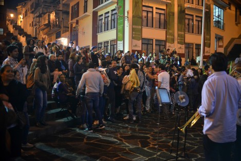 Después de la proyección del documental <em>Yo no me llamo Rubén Blades</em>,  el grupo Salsa Picante hizo bailara a los asistentes a la Plaza de Xallitic, esto dentro de la gira Amulante 2018, que se realiza en varios foros de la capital veracruzana.   