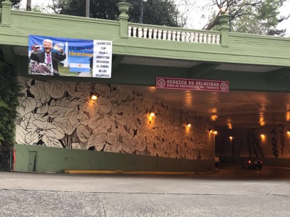 Mantas en donde se acusa a el alcalde de Xalapa de gastar recursos del Ayuntamiento en un viaje a Argentina, fueron colocados en varios puntos del centro de Xalapa y otras zonas de la ciudad. 
