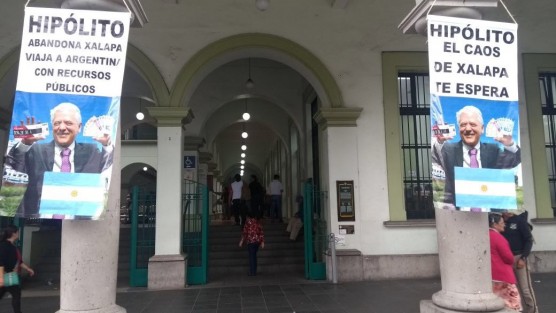 Mantas en donde se acusa a el alcalde de Xalapa de gastar recursos del Ayuntamiento en un viaje a Argentina, fueron colocados en varios puntos del centro de Xalapa y otras zonas de la ciudad. 