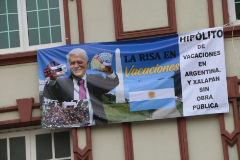 Mantas en donde se acusa a el alcalde de Xalapa de gastar recursos del Ayuntamiento en un viaje a Argentina, fueron colocados en varios puntos del centro de Xalapa y otras zonas de la ciudad. 