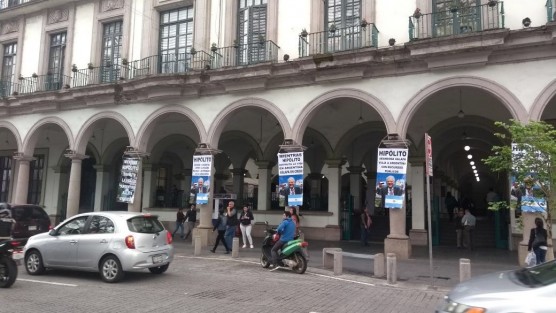 Mantas en donde se acusa a el alcalde de Xalapa de gastar recursos del Ayuntamiento en un viaje a Argentina, fueron colocados en varios puntos del centro de Xalapa y otras zonas de la ciudad. 