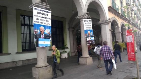 Mantas en donde se acusa a el alcalde de Xalapa de gastar recursos del Ayuntamiento en un viaje a Argentina, fueron colocados en varios puntos del centro de Xalapa y otras zonas de la ciudad. 