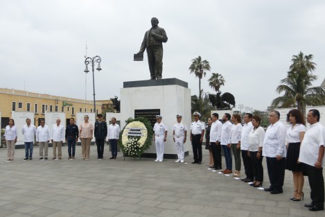 La Gran Logia Masónica y el Ayuntamiento de Veracruz, realizaron el depósito de una ofrenda floral en la estatua de Benito Juárez para conmemorar el 212 aniversario de su natalicio.  