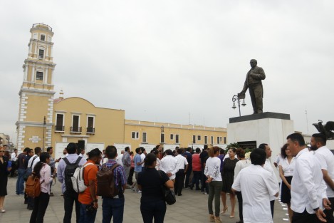 La Gran Logia Masónica y el Ayuntamiento de Veracruz, realizaron el depósito de una ofrenda floral en la estatua de Benito Juárez para conmemorar el 212 aniversario de su natalicio.  