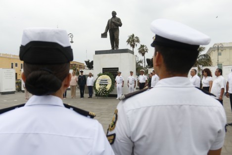 La Gran Logia Masónica y el Ayuntamiento de Veracruz, realizaron el depósito de una ofrenda floral en la estatua de Benito Juárez para conmemorar el 212 aniversario de su natalicio.