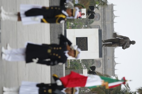 La Gran Logia Masónica y el Ayuntamiento de Veracruz, realizaron el depósito de una ofrenda floral en la estatua de Benito Juárez para conmemorar el 212 aniversario de su natalicio.