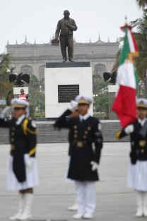 La Gran Logia Masónica y el Ayuntamiento de Veracruz, realizaron el depósito de una ofrenda floral en la estatua de Benito Juárez para conmemorar el 212 aniversario de su natalicio.