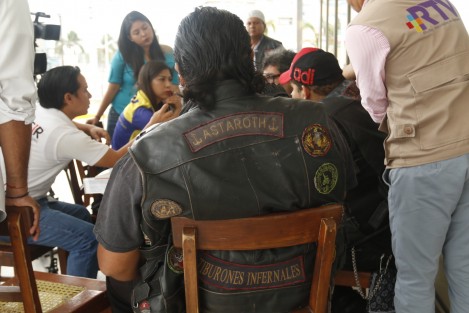 Motociclistas de la Federación Nacional <em>Rodando y Creando Conciencia</em>, exigieron al secretario de Seguridad Pública, Jaime Téllez Marié, se disculpe por las declaraciones donde acusa que los motociclistas con mayor poder adquisitivo manipulan a los demás para que no acaten la propuesta de portar chaleco con número y placas, bajo el argumento de que esto impediría que luzcan su equipamento caro.