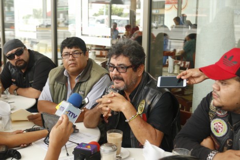 Motociclistas de la Federación Nacional <em>Rodando y Creando Conciencia</em>, exigieron al secretario de Seguridad Pública, Jaime Téllez Marié, se disculpe por las declaraciones donde acusa que los motociclistas con mayor poder adquisitivo manipulan a los demás para que no acaten la propuesta de portar chaleco con número y placas, bajo el argumento de que esto impediría que luzcan su equipamento caro. 