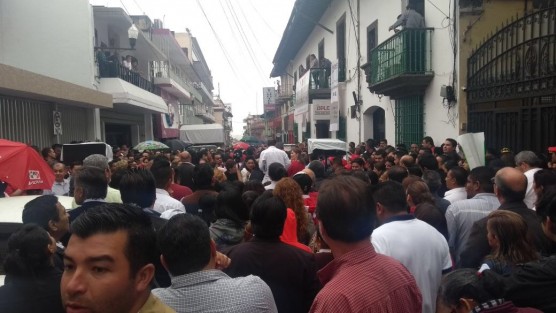 Priistas se concentran frente a las oficinas del OPLE para el registro de José Francisco Yunes Zorrilla como candidato a la gubernatura del estado.  