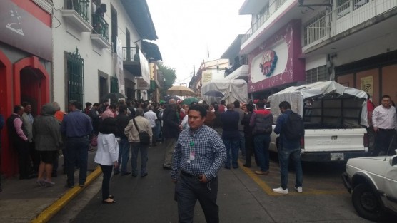 Priistas se concentran frente a las oficinas del OPLE para el registro de José Francisco Yunes Zorrilla como candidato a la gubernatura del estado.  