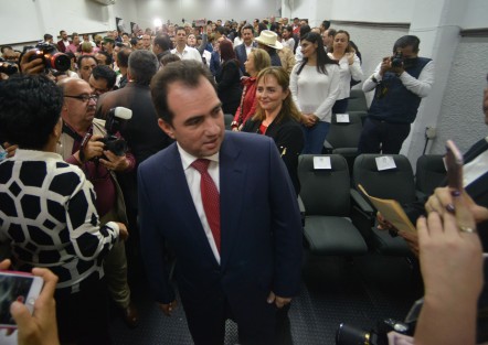 Acompañado de priistas y mlitantes del PVEM, José Francisco Yunes Zorrilla acudió ante el OPLE a solicitar su registro como candidato a la gubernatura de Veracruz.  
