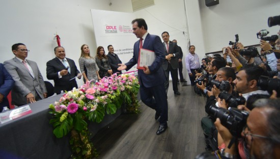 Acompañado de priistas y mlitantes del PVEM, José Francisco Yunes Zorrilla acudió ante el OPLE a solicitar su registro como candidato a la gubernatura de Veracruz.  