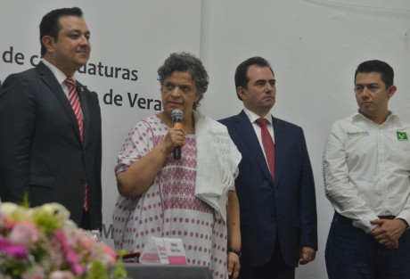 El candidato a la gubernatura del estado José Yunes Zorrilla acudió al OPLE a registrarse por la coalición PRI-PVEM, acompañado por la priísta Beatriz Paredes y el dirigente del PRI estatal, Américo Zúñiga.  