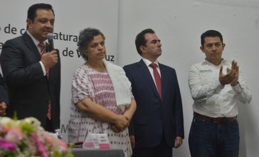 El candidato a la gubernatura del estado José Yunes Zorrilla acudió al OPLE a registrarse por la coalición PRI-PVEM, acompañado por la priísta Beatriz Paredes y el dirigente del PRI estatal, Américo Zúñiga.