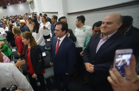 Previo a la llegada de priistas a apoyar a su candidato a la gubernatura frente a las oficinas del OPLE, personal de Tánsito del Estado  trató de impedir que se cerrara la calle, contrario a lo que se hizo con el candidato del PAN-PRD e hijo del gobernador. Funcionarios del OPLE hicieron el llamado a las autoridades para que se les permitiera cerrar la calle, para no caer en la inequidad en el trato a los candidatos. 