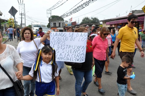 Integrantes del grupo ecologista <em>Hijos de la Tiznada</em> se manifestaron en Potrero Nuevo, para exigir a directivos del ingenio El Potrero, instalen filtros, ya que el hollín que desprende esta fábrica está afectando la salud de las personas, principalmente niños.