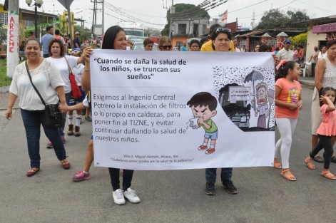 Integrantes del grupo ecologista <em>Hijos de la Tiznada</em> se manifestaron en Potrero Nuevo, para exigir a directivos del ingenio El Potrero, instalen filtros, ya que el hollín que desprende esta fábrica está afectando la salud de las personas, principalmente niños.