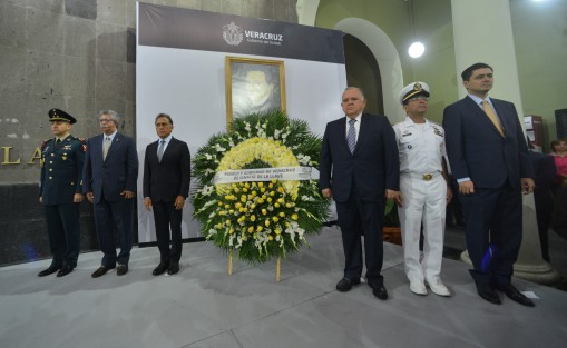 El mandatario estatal Miguel Ángel Yunes Linares monto guardia de honor al conmemorar el Natalicio del Benemérito de las Américas, Benito Juárez en el  patio central de Palacio de Gobierno con la presencia de secretarios de despacho. 