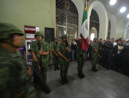  El mandatario estatal Miguel Ángel Yunes Linares monto guardia de honor al conmemorar el Natalicio del Benemérito de las Américas, Benito Juárez en el  patio central de Palacio de Gobierno con la presencia de secretarios de despacho.