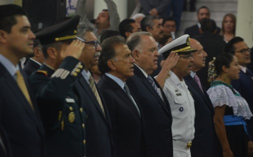  El mandatario estatal Miguel Ángel Yunes Linares monto guardia de honor al conmemorar el Natalicio del Benemérito de las Américas, Benito Juárez en el  patio central de Palacio de Gobierno con la presencia de secretarios de despacho.