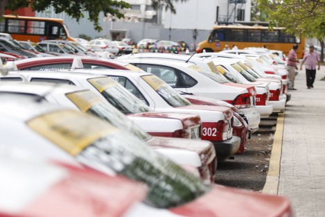 Decenas de taxistas en Boca del Río, Ver. esperan ser atentidos para realizar sus trámites en el módulo de Revista Vehicular del estadio Beto Ávila. Los rueleteros afirman que en el módulo no cuentan con sistema desde hace 15 días y temen que se pase la fecha para hacer válido el beneficio de condonaciones para multas y recargos.