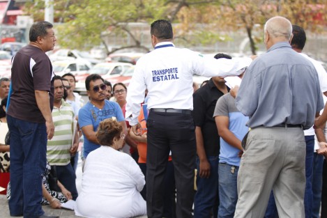 Decenas de taxistas en Boca del Río, Ver. esperan ser atentidos para realizar sus trámites en el módulo de Revista Vehicular del estadio Beto Ávila. Los rueleteros afirman que en el módulo no cuentan con sistema desde hace 15 días y temen que se pase la fecha para hacer válido el beneficio de condonaciones para multas y recargos.